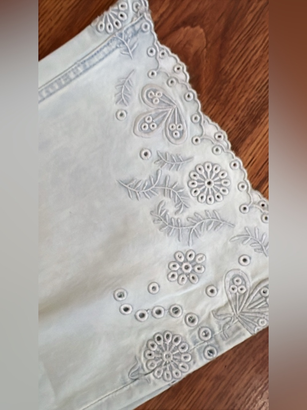NWT Driftwood Charlee JeansLight Wash Embroidered Hem Straight Crop Denim Boho - Picture 3 of 8